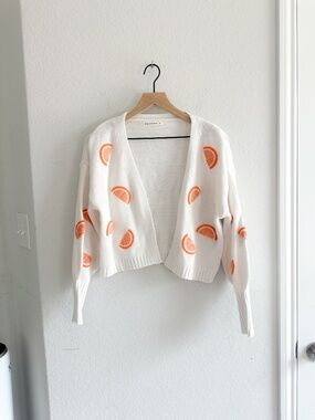 Moon & Madison Small White Orange Slice Fruit Print Cropped Cardigan Sweater